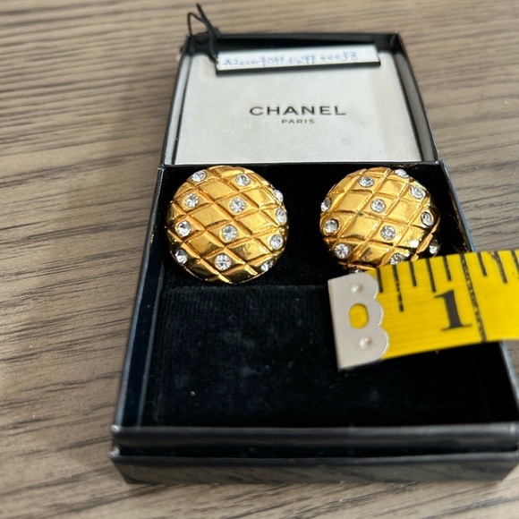 VINTAGE CHANEL GOLD CRYSTAL QUILTED CLIP-ON EARRINGS - Picture 6 of 11